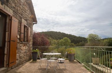G&icirc;te n&deg;48G120520 La Canourgue - Loz&egrave;re - Terrasse du g&icirc;te avec vue d&eacute;gag&eacute;e sur la seconde partie du village.