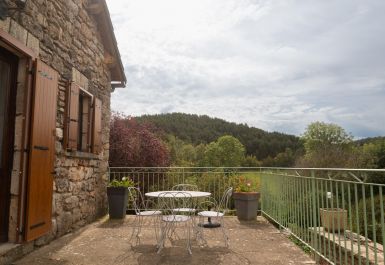 G&icirc;te n&deg;48G120520 LA CANOURGUE - Loz&egrave;re - G&icirc;te du Parc - Terrasse du g&icirc;te avec vue d&eacute;gag&eacute;e sur la seconde partie du village.