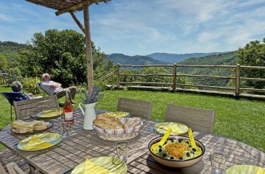 G&icirc;te n&deg;48G131430 SAINT ANDEOL DE CLERGUEMORT - Loz&egrave;re - G&icirc;te de Poussiels - Coin repas sur la terrasse.
