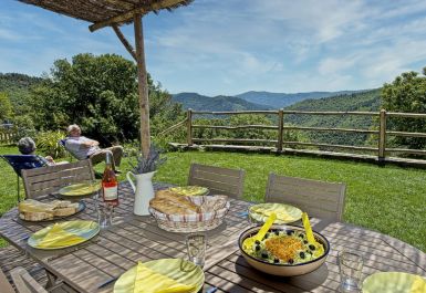 G&icirc;te n&deg;48G131430 SAINT ANDEOL DE CLERGUEMORT - Loz&egrave;re - G&icirc;te de Poussiels - Coin repas sur la terrasse.