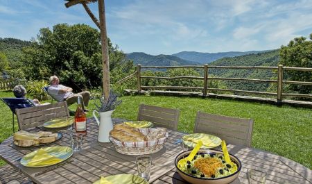 G&icirc;te n&deg;48G131430 SAINT ANDEOL DE CLERGUEMORT - Loz&egrave;re - G&icirc;te de Poussiels - Coin repas sur la terrasse.