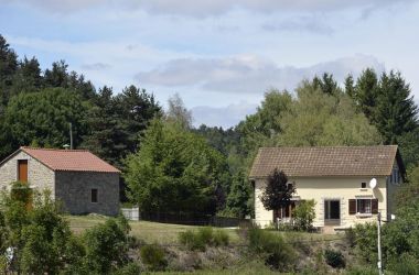 G&icirc;te n&deg;48G150650 Pierrefiche - Loz&egrave;re - Le g&icirc;te avec son pr&eacute; et la grange, en &eacute;t&eacute;