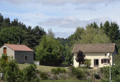 Le gîte avec son pré et la grange, en été Gîte n°48G150650 PIERREFICHE - Lozère - La Parrot en Margeride - Le gîte avec son pré et la grange, en été