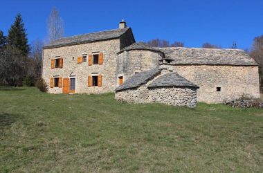 G&icirc;te n&deg;48G120550 Saint-Pierre-des-Tripiers - Loz&egrave;re - Maison pigeonnier et four &agrave; pain