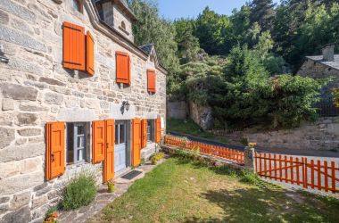 G&icirc;te n&deg;48G110946 Peyre en Aubrac - Loz&egrave;re - photo