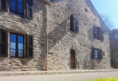 Le presbytère au printemps Meublé n°48H230102 SAINT PRIVAT DE VALLONGUE - Lozère - Logement 4 personnes presbytère - Les Hauts de Saint-Privat - Le presbytère au printemps