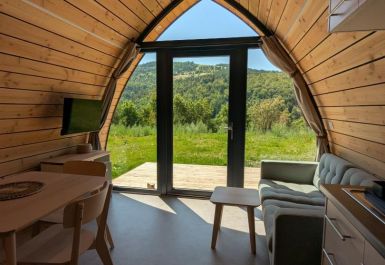 Meubl&eacute; n&deg;48H160151 MONT LOZERE ET GOULET - Loz&egrave;re - La Cabane de Romane - Espace de vie avec grande baie vitr&eacute;e donnant sur la vall&eacute;e.