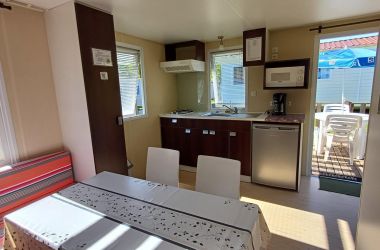 Coin cuisine/ séjour Mobil-home O'HARA Meublé n°48H450167 LANGOGNE - Lozère - Mobil-home 2/4 pers. - Camping La Cigale de l'Allier - Coin cuisine/ séjour Mobil-home O'HARA