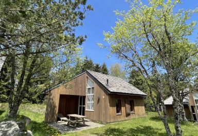 Meublé n°48H250082 SAINT-DENIS-EN-MARGERIDE - Lozère - Chalet Genets 4/6 pers. - Village de Vacances Les Bouviers - photo