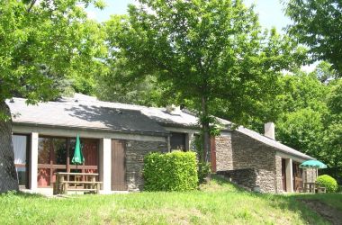 Meubl&eacute; n&deg;48H230105 SAINT PRIVAT DE VALLONGUE - Loz&egrave;re - Logement 6/7 personnes - Les Hauts de Saint-Privat - Les g&icirc;tes en pierre s'inscrivent dans le paysage arbor&eacute; du village de vacances.