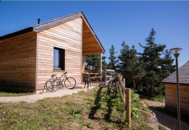 Extérieur - ETE - PRI - AUT Meublé n°48H250083 SAINT-DENIS-EN-MARGERIDE - Lozère - Chalet Canadien 2/4 pers. - Village de Vacances Les Bouviers - Extérieur - ETE - PRI - AUT